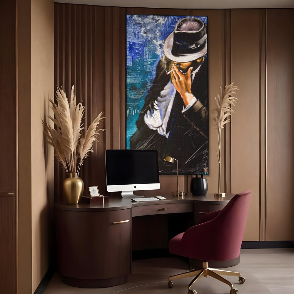 Tablou canvas cu pictura cu barbat fumand sub palarie, in rama de aluminiu negru, pe perete intr-un birou